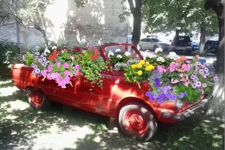 В одному з дворів у центрі Києва кинуте авто перетворили на справжню прикрасу (Фото) — фото 2