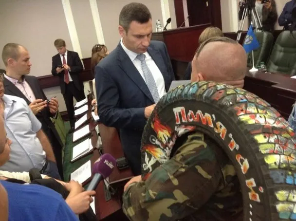 Кличкові подарували шину, а той у відповідь - боксерські рукавички (Фоторепортаж) + (Відео) — фото 1