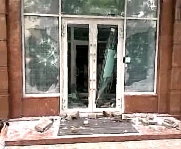 У центрі Києва розтрощили офіс відділення «Сбербанку Росії» — фото 2