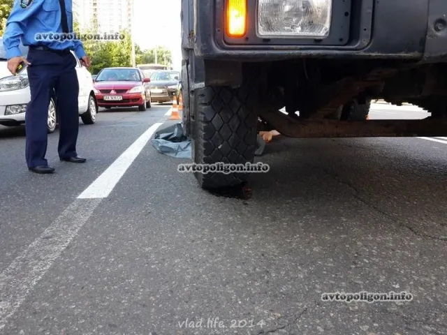 На вулиці Академіка Вільямса вантажівка МАЗ розчавила пенсіонерку (Фото) — фото 1