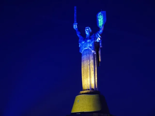 Батьківщину-Мати прикрасили національними кольорами та заспівали «Путін ху@ло» (Фото) + (Відео) — фото 3