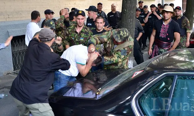 У центрі Києва на вулиці Садовій прогриміли чотири вибухи (Фото) — фото 1