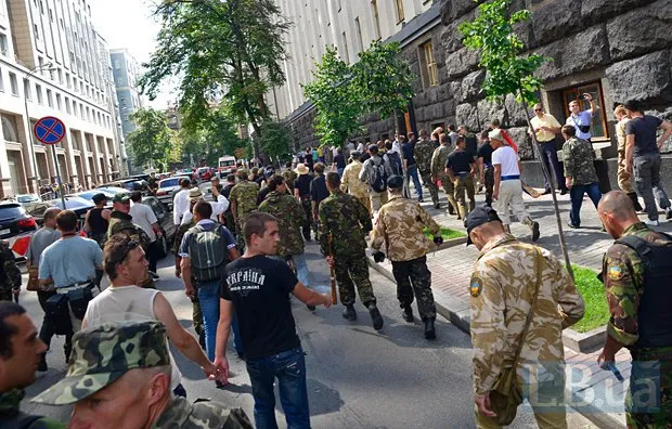 У центрі Києва на вулиці Садовій прогриміли чотири вибухи (Фото) — фото 3