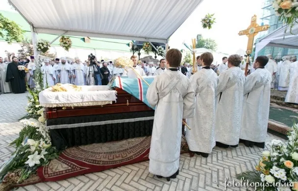У Києві на площі перед Успенським собором відслужили заупокійну літургію за митрополитом Володимиром (Фото) — фото 2