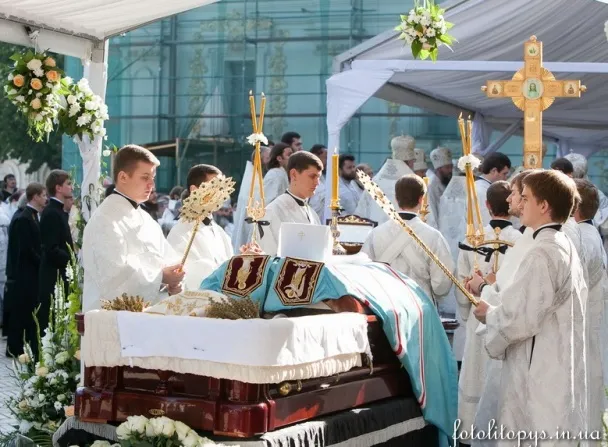 У Києві на площі перед Успенським собором відслужили заупокійну літургію за митрополитом Володимиром (Фото) — фото 3