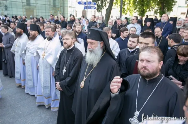 У Києві на площі перед Успенським собором відслужили заупокійну літургію за митрополитом Володимиром (Фото) — фото 5