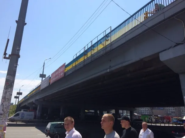 Неподалік станції метро «Харківська» активісти розмалювали міст у кольори прапора України (Фото) — фото 1