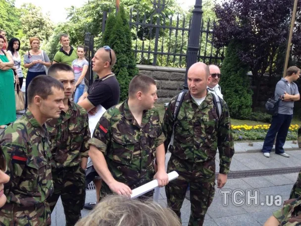Молодиків, які прийшли під АП в камуфляжі і з плакатами, батьки військових проганяли воювати на Схід (Фото) — фото 1