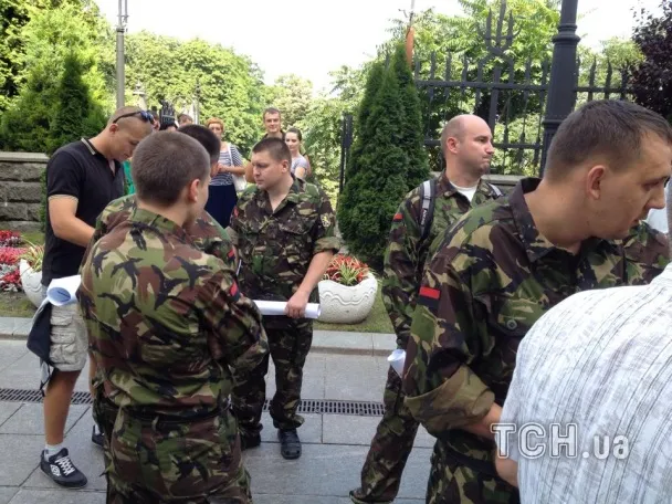 Молодиків, які прийшли під АП в камуфляжі і з плакатами, батьки військових проганяли воювати на Схід (Фото) — фото 2