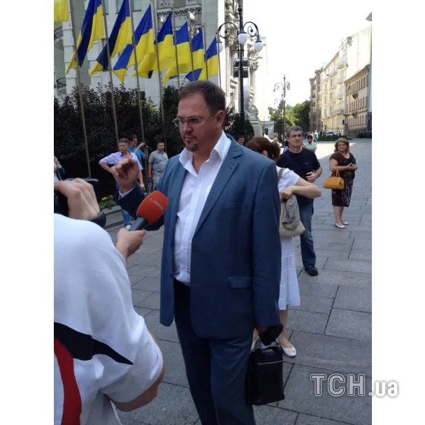 Молодиків, які прийшли під АП в камуфляжі і з плакатами, батьки військових проганяли воювати на Схід (Фото) — фото 3