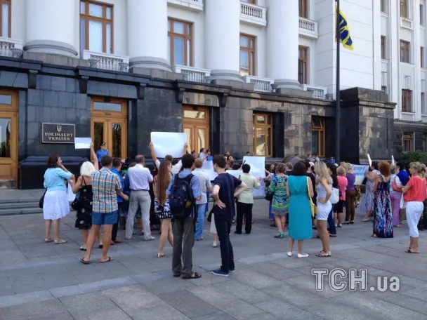 Молодиків, які прийшли під АП в камуфляжі і з плакатами, батьки військових проганяли воювати на Схід (Фото) — фото 4