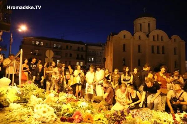 Кияни прийшли до будівлі посольства Нідерландів, щоб висловити своє співчуття з приводу авіакатастрофи (Фоторепортаж) — фото 4