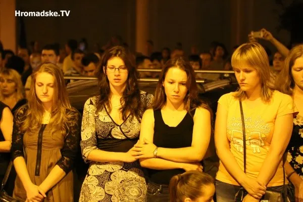 Кияни прийшли до будівлі посольства Нідерландів, щоб висловити своє співчуття з приводу авіакатастрофи (Фоторепортаж) — фото 5