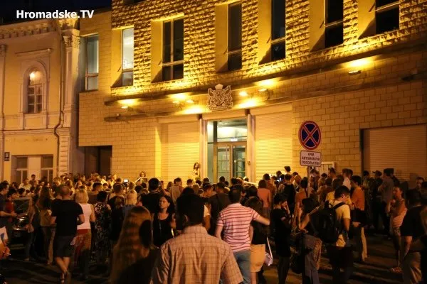 Кияни прийшли до будівлі посольства Нідерландів, щоб висловити своє співчуття з приводу авіакатастрофи (Фоторепортаж) — фото 6