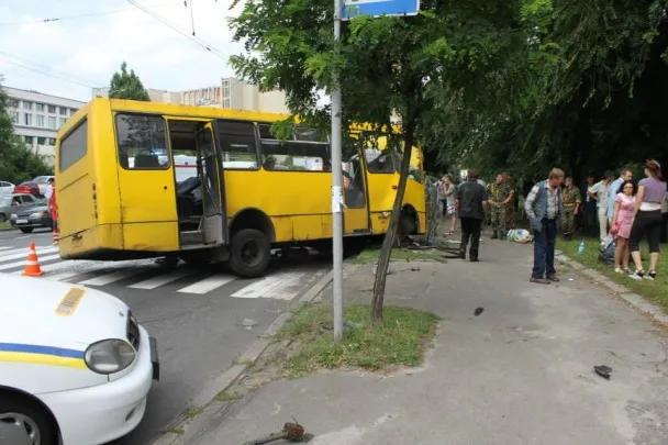 Жахливе ДТП у Києві. Маршрутка врізалась в стовп (Фоторепортаж) + (Відео) — фото 8