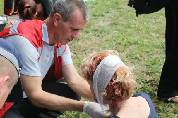 Жахливе ДТП у Києві. Маршрутка врізалась в стовп (Фоторепортаж) + (Відео) — фото 9