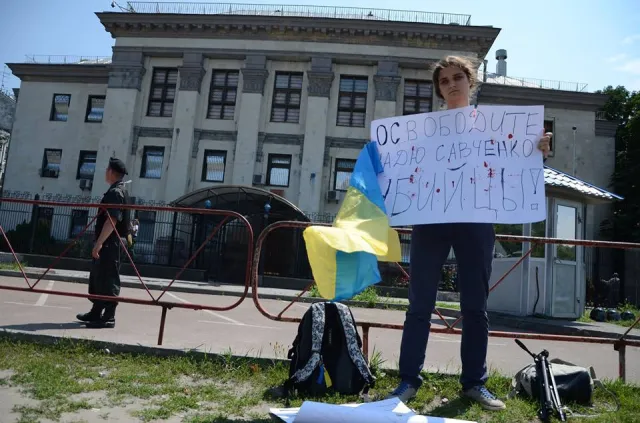 У Києві під посольством Російської Федерації проводиться одиночний пікет проти війни на Донбасі (Фото) — фото 2