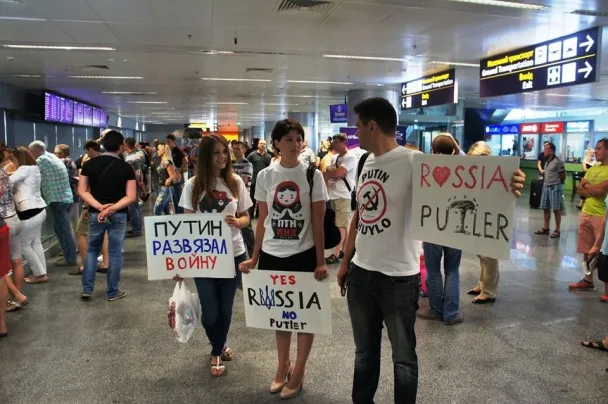 Активісти зустрічали рейси з Москви з плакатами «Путін - терорист» та «Він розв'язав війну в Україні» (Фоторепортаж) — фото 2