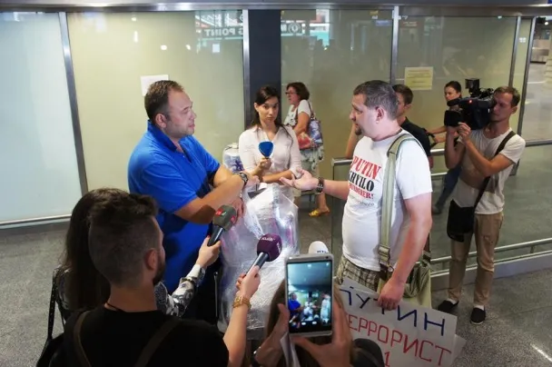 Активісти зустрічали рейси з Москви з плакатами «Путін - терорист» та «Він розв'язав війну в Україні» (Фоторепортаж) — фото 4