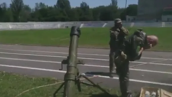 Терористи вихваляються, як вони обстрілюють з мінометів житлові квартали міста Шахтарська (Відео) — фото 3