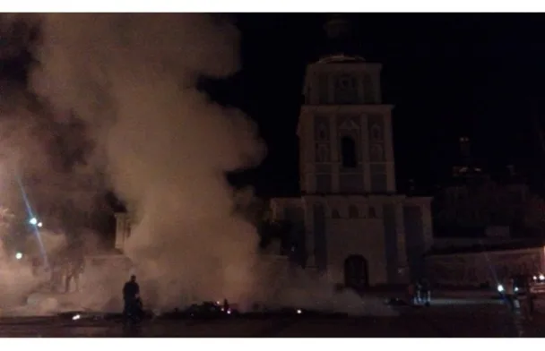 Цієї ночі в центрі Києва на Михайлівській площі невідомі підпалили намети (Фото) + (Відео) — фото 1