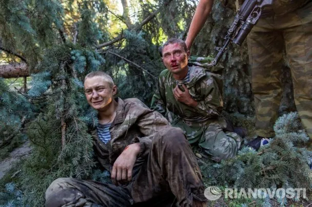 Терористи вихваляються фотографіями, на яких вони позують поруч із трупами українських військових (Фоторепортаж) + (Відео) — фото 3