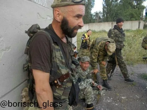 Терористи вихваляються фотографіями, на яких вони позують поруч із трупами українських військових (Фоторепортаж) + (Відео) — фото 7