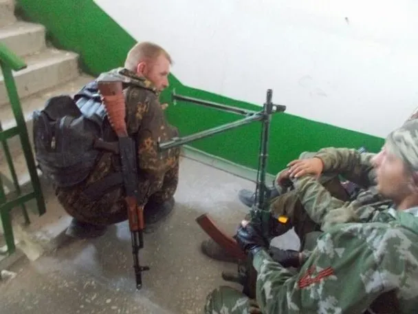 Терористи вихваляються фотографіями, на яких вони позують поруч із трупами українських військових (Фоторепортаж) + (Відео) — фото 8