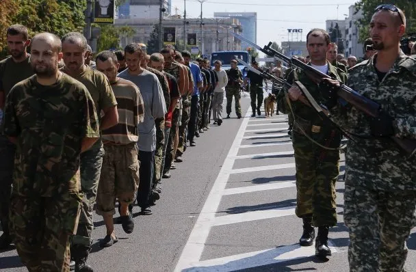 Терористи познущалися над українськими полоненими, провівши їх центром Донецька (Фото) + (Відео) — фото 2
