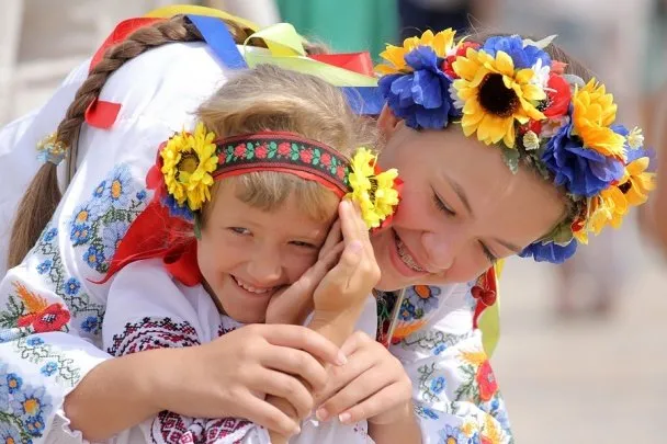 У День Незалежності у Києві від Контрактової до Софіївської площі пройшов парад вишиванок (Фоторепортаж) — фото 7