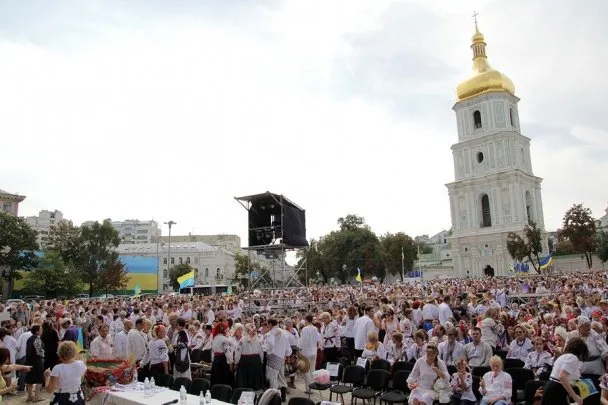 У День Незалежності у Києві від Контрактової до Софіївської площі пройшов парад вишиванок (Фоторепортаж) — фото 8