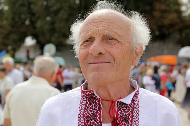 У День Незалежності у Києві від Контрактової до Софіївської площі пройшов парад вишиванок (Фоторепортаж) — фото 9