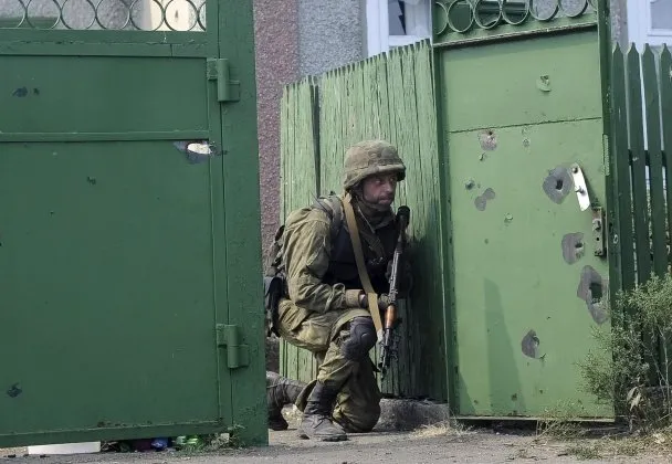 У місті Іловайськ на Донеччині вже майже місяць тривають бої між силами АТО та терористами (Фоторепортаж) + (Відео) — фото 7