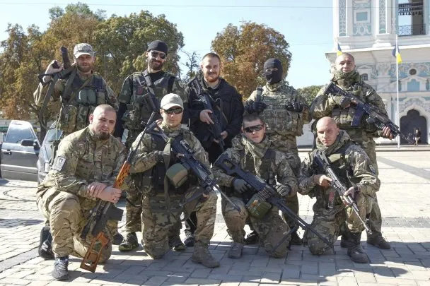 У Києві рідні та близькі бійців з батальйону «Азов» зустрілися з хлопцями, які повернулися із зони АТО (Фоторепортаж) — фото 1