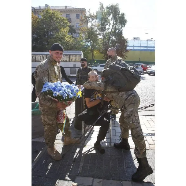 У Києві рідні та близькі бійців з батальйону «Азов» зустрілися з хлопцями, які повернулися із зони АТО (Фоторепортаж) — фото 3