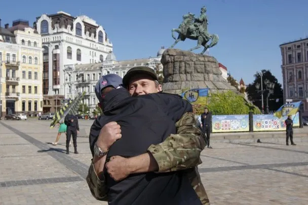 У Києві рідні та близькі бійців з батальйону «Азов» зустрілися з хлопцями, які повернулися із зони АТО (Фоторепортаж) — фото 6