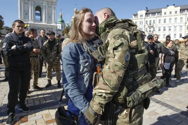 У Києві рідні та близькі бійців з батальйону «Азов» зустрілися з хлопцями, які повернулися із зони АТО (Фоторепортаж) — фото 7