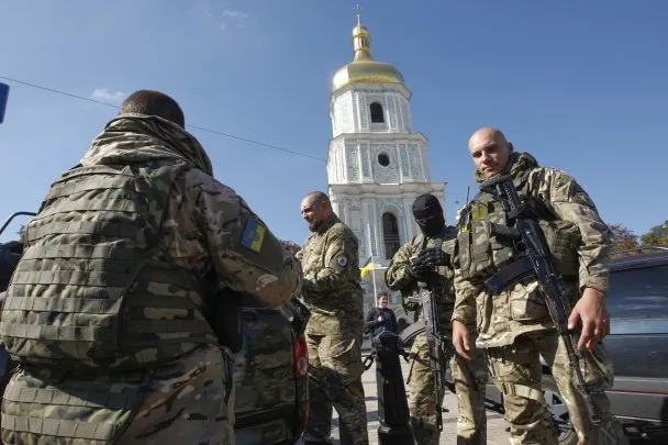 У Києві рідні та близькі бійців з батальйону «Азов» зустрілися з хлопцями, які повернулися із зони АТО (Фоторепортаж) — фото 8