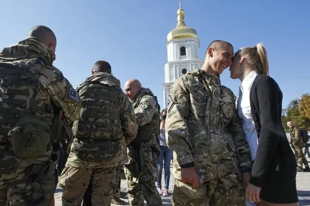 У Києві рідні та близькі бійців з батальйону «Азов» зустрілися з хлопцями, які повернулися із зони АТО (Фоторепортаж) — фото 9