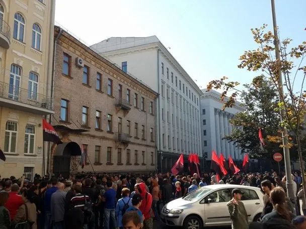 У Києві мітингувальники вимагали не підписувати закон про статус районів Донбасу (Фото) — фото 1
