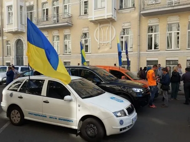 У Києві мітингувальники вимагали не підписувати закон про статус районів Донбасу (Фото) — фото 2