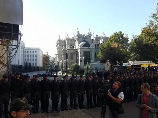 У Києві мітингувальники вимагали не підписувати закон про статус районів Донбасу (Фото) — фото 3
