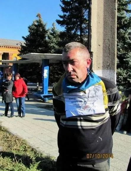 Бойовики на Донбасі прив’язали чоловіка до стовпа — фото 1