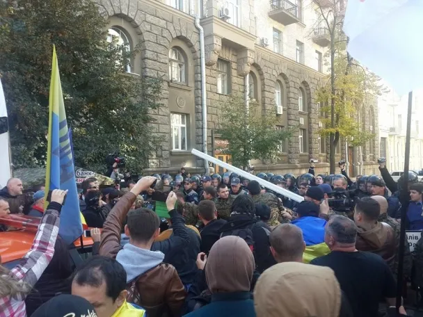 Біля Адміністрації президента проходить одразу кілька акцій протесту (Фото) + (Відео) — фото 1