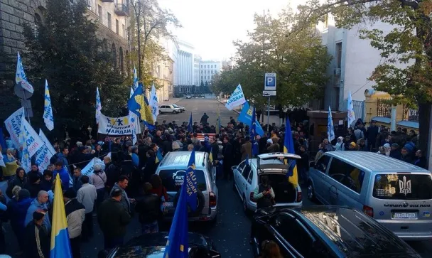 Біля Адміністрації президента проходить одразу кілька акцій протесту (Фото) + (Відео) — фото 3