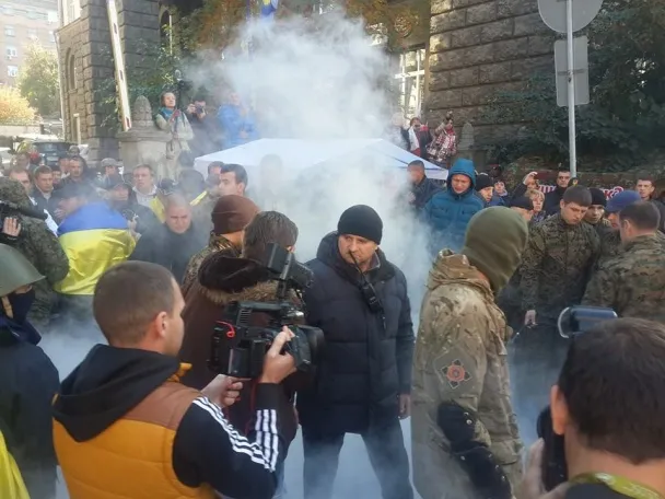 Біля Адміністрації президента проходить одразу кілька акцій протесту (Фото) + (Відео) — фото 6