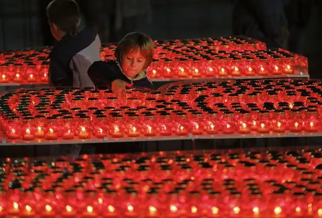 В Києві запалили тисячі свічок на підтримку військових (Фото) — фото 1