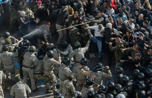Що відбувалося під Верховною Радою (Фоторепортаж) — фото 7