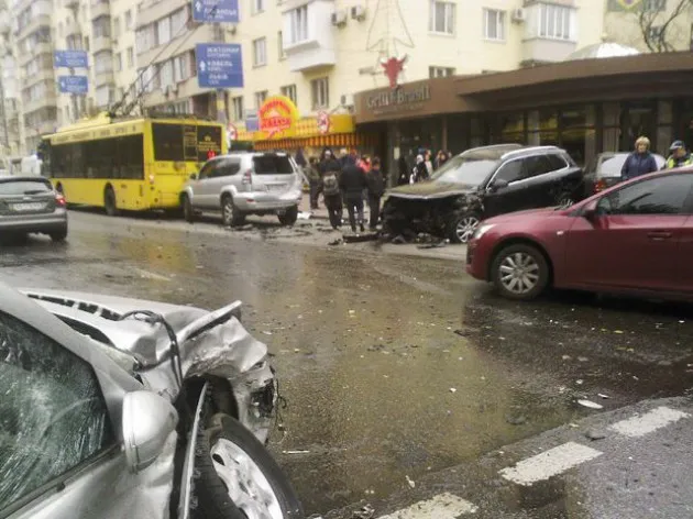В столиці зіткнулися 5 іномарок і тролейбус (Фото) — фото 1