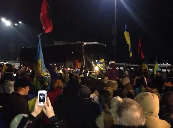 У Києві зустрічали кіборгів: з прапором, квітами і чаєм (Фото) — фото 2